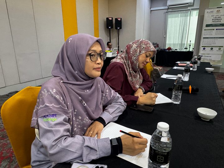 Peserta mencatat isi perbincangan