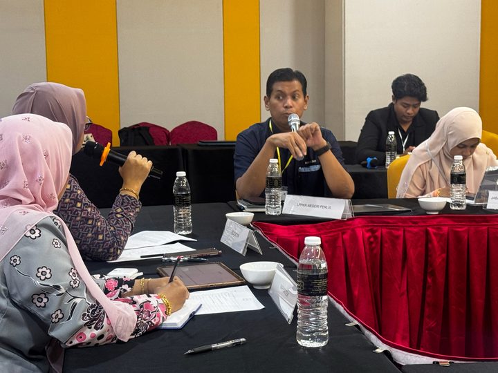 Peserta mengemukakan pandangan